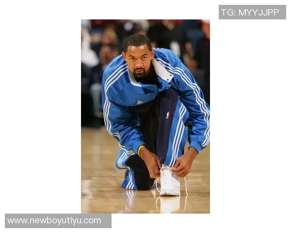 大球后退失足鞋子滑落意外摔倒引发全场哄笑的囧事